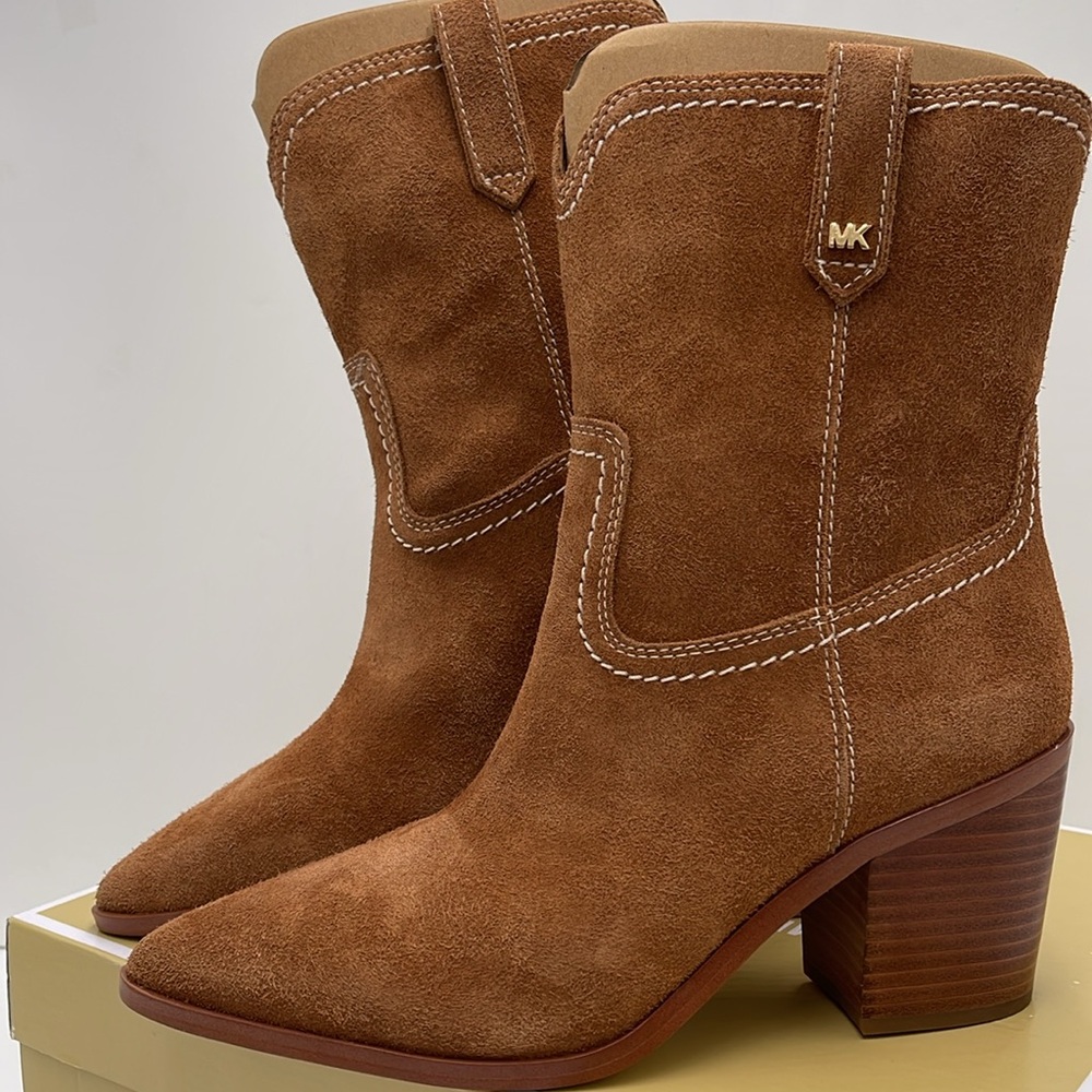 Michael Kors WAVERLY HEELED BOOTIE JUNGLE SUEDE
49F4WVME6S
LUGGAGE - Picture 7 of 16